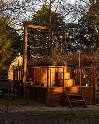 Modern Red Cedar Wooden Ice Bath with Cooling System for Sports Recovery